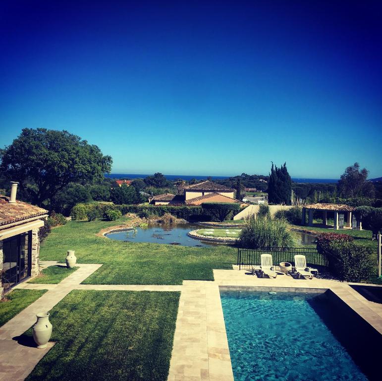 um quintal com uma piscina e uma casa em Villa Alba em Saint-Tropez