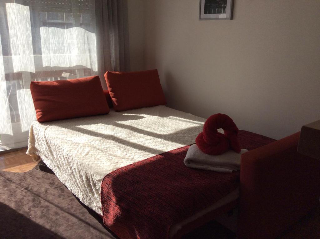 Postel nebo postele na pokoji v ubytování Downtown Sunny Apartment