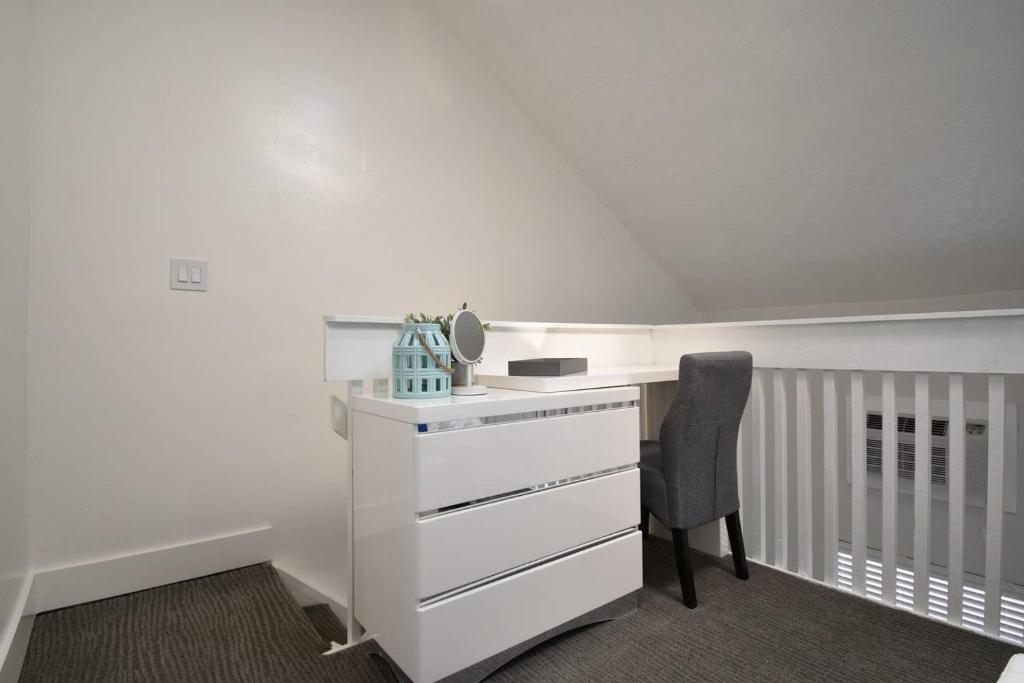 Postel nebo postele na pokoji v ubytování Stylish Hobe loft cozy beach UNIT #3