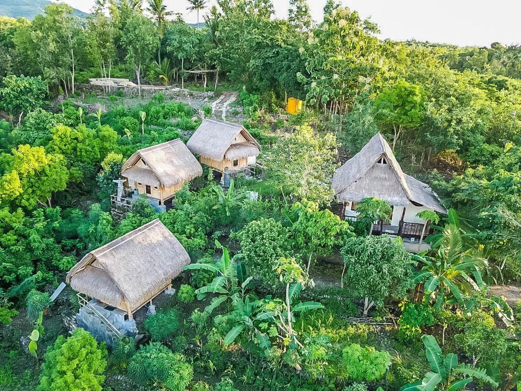 une vue aérienne sur un village avec des toits de gazon dans l'établissement Echo Alam Nusa Lodge, à Nusa Penida