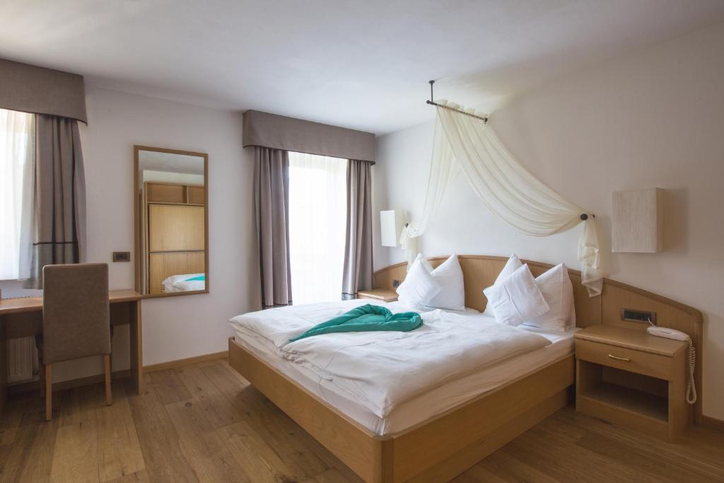Postel nebo postele na pokoji v ubytování Hotel Albion Mountain Spa Resort Dolomites