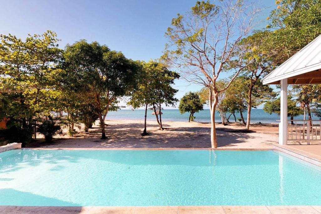 una piscina con vistas a la playa en Private beachfront paradise Palmetto Bay, en Palmetto Bay