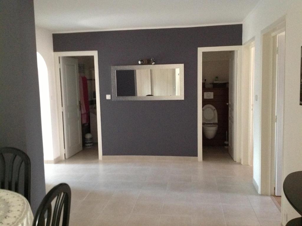 een woonkamer met een blauwe muur en een toilet bij Le Marina 2 in Propriano