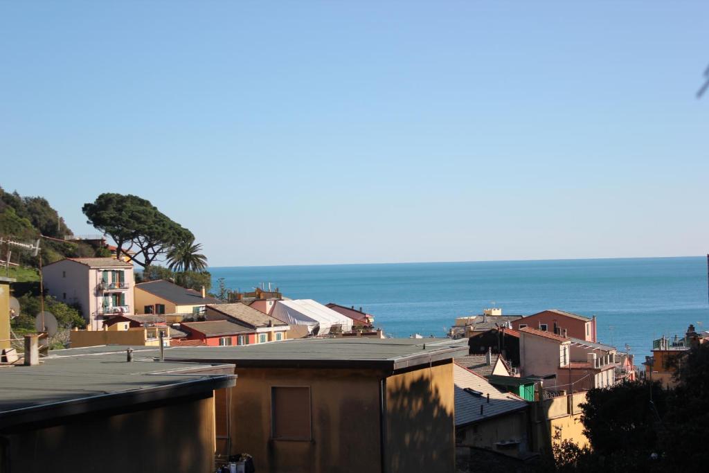 una vista de una ciudad con el océano en el fondo en Casa della Domenica, en Monterosso al Mare