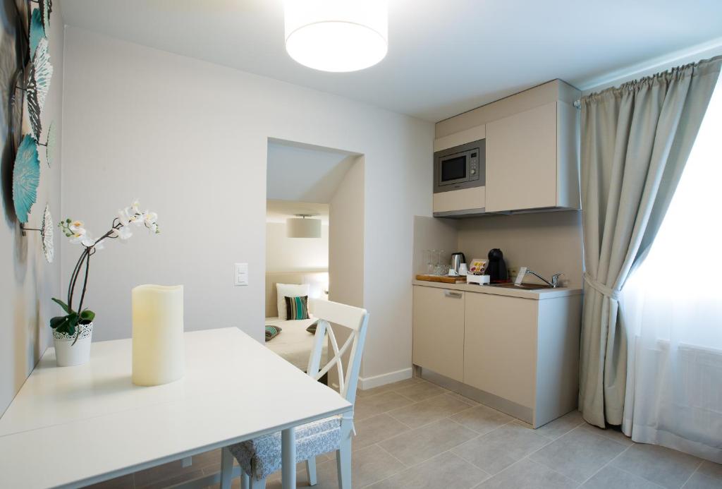 Kuchyň nebo kuchyňský kout v ubytování Auberge des Grands Bois