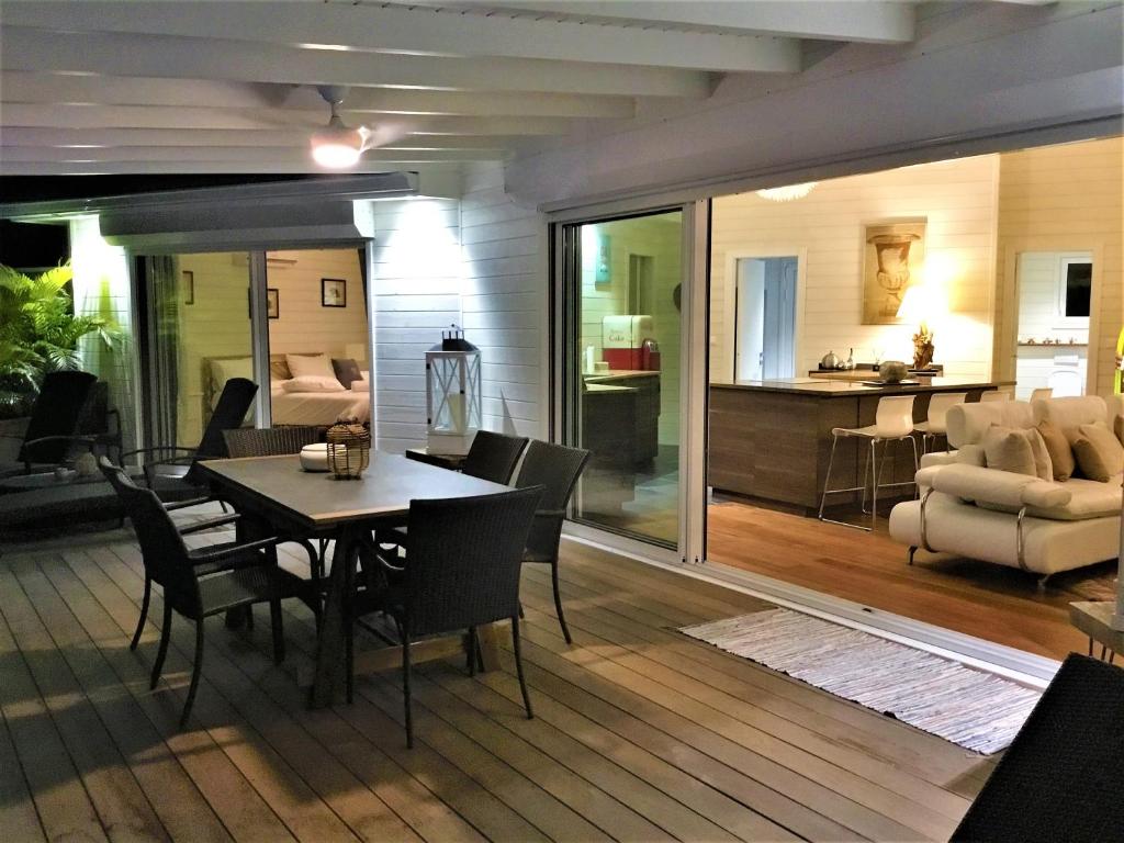 Coin salon dans l'établissement Villa La Voile Blanche