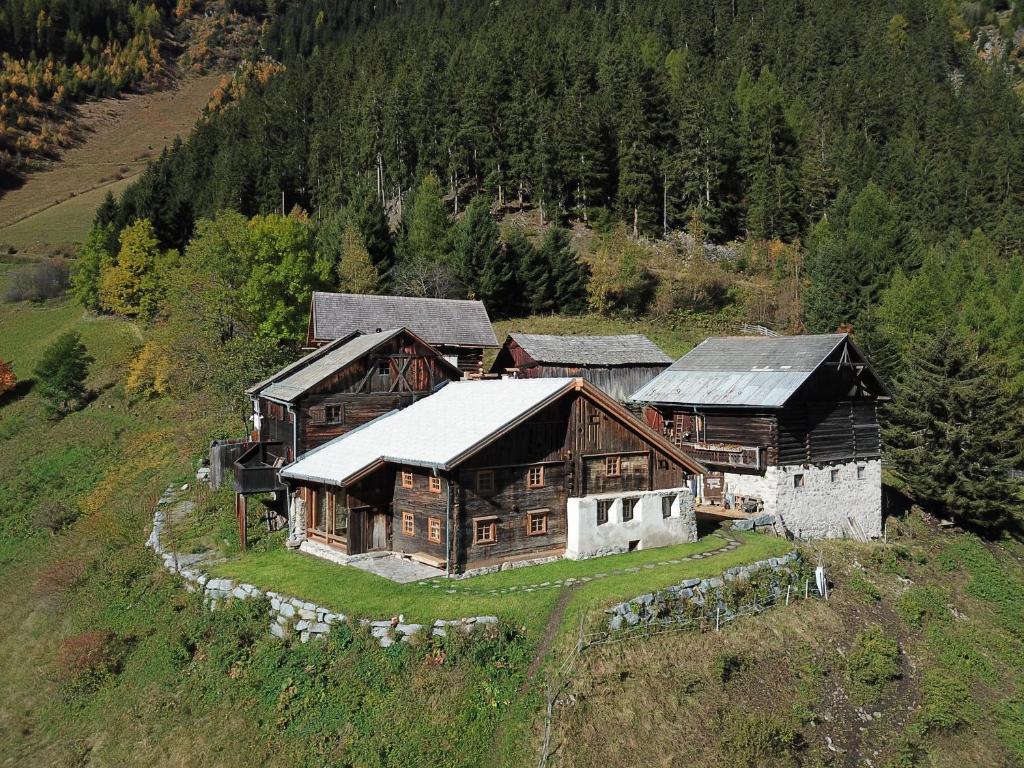 カウナータールにあるÖgghof 221の木立の丘の上の大きな木造家屋