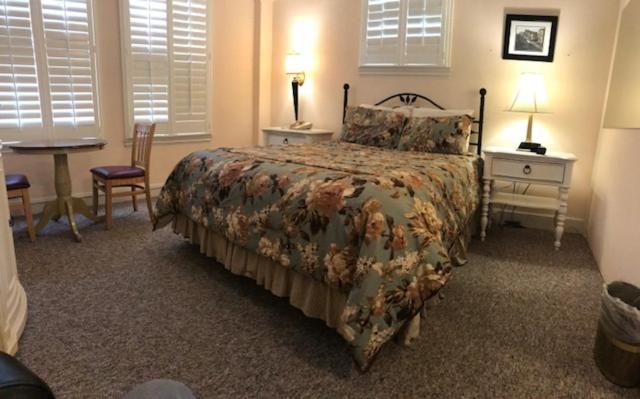 Mayflower Hotel - 
