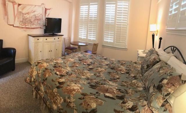 Mayflower Hotel - Queen Room