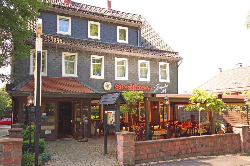 ein Backsteingebäude mit einem Restaurant davor in der Unterkunft Zellerfelder Hof in Clausthal-Zellerfeld