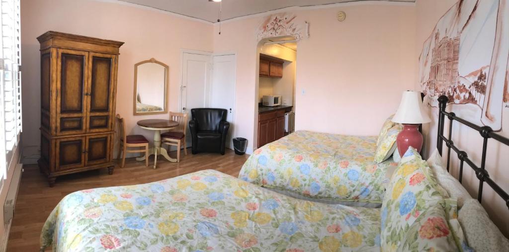 Mayflower Hotel - 