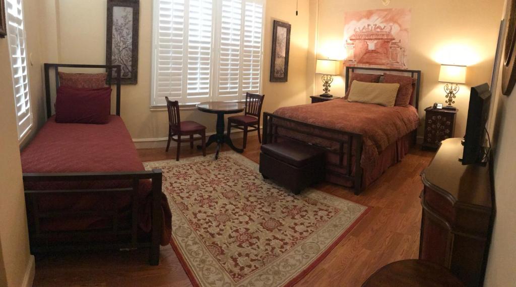 Mayflower Hotel - 