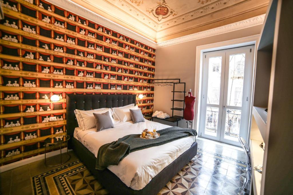 パレルモにあるFamily Affair Luxury Rooms&Suitesのベッドルーム1室(ベッド1台、棚の壁付)
