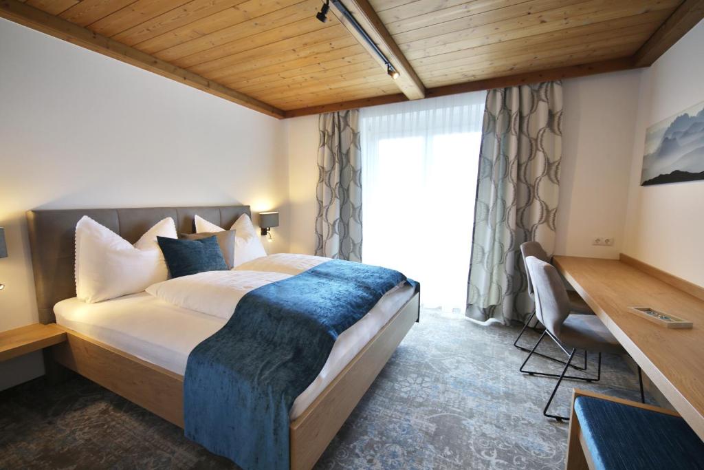 A bed or beds in a room at Frühstückspension Jagdhof