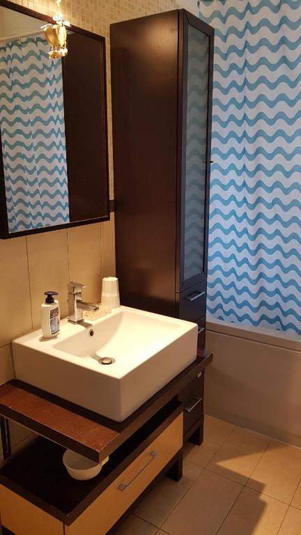 奧斯蒂亞的住宿－伊爾皮拉塔因那莫拉托公寓，浴室设有白色水槽和镜子