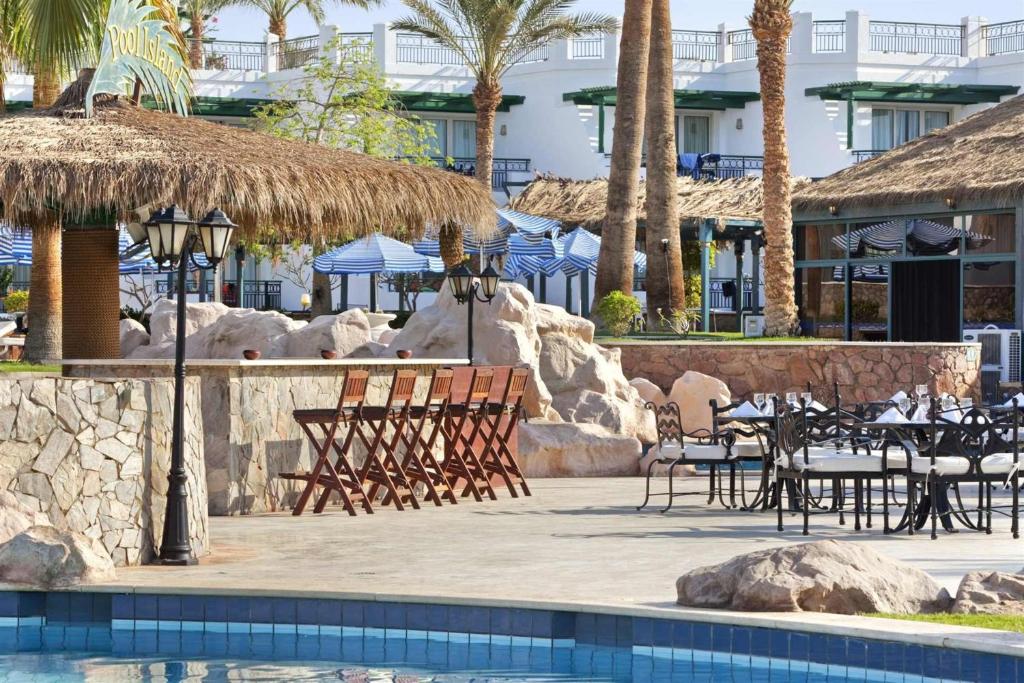 Bazén v ubytování Safir Sharm Waterfalls Resort nebo v jeho okolí