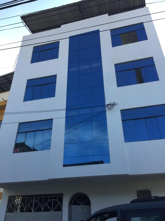 un edificio con ventanas de cristal azul en Departamentos Boulangger, en Zorritos