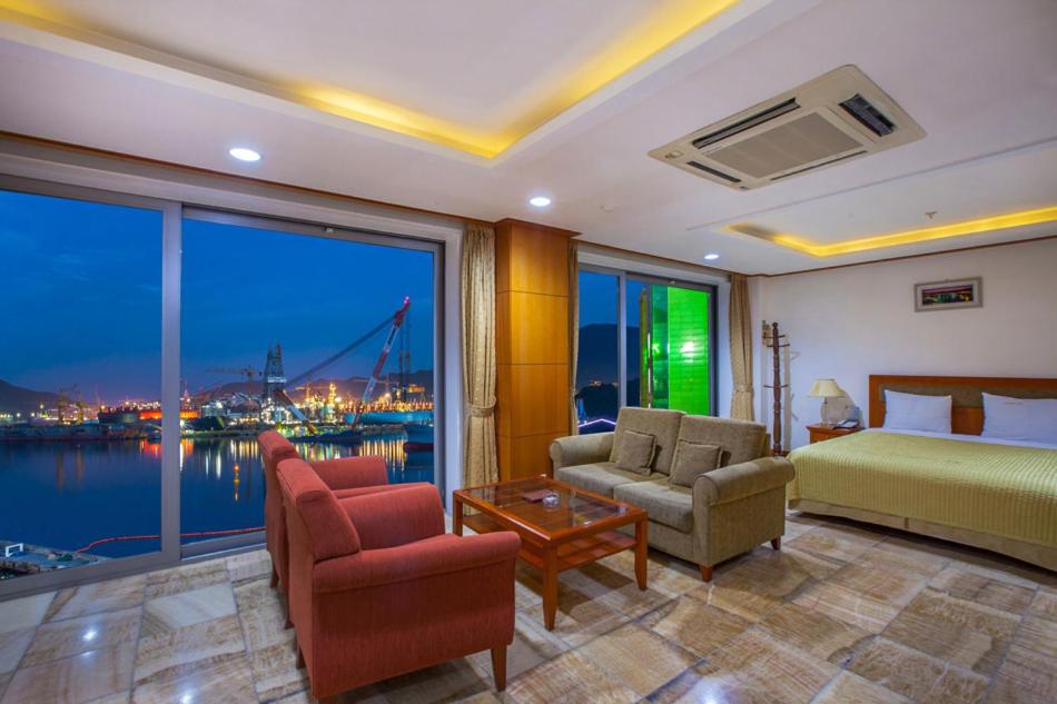Imagen de la galería de Geoje Island Hotel, en Geoje