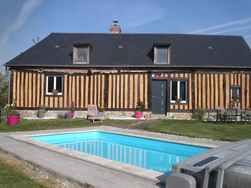 Photo de la galerie de l'établissement Characteristic house with heated pool, à Saint Germain la campagne