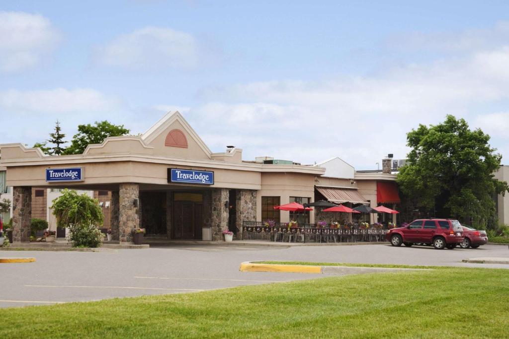 a restaurant with a red car parked in front of it at Travelodge by Wyndham Cambridge - Waterloo in Cambridge