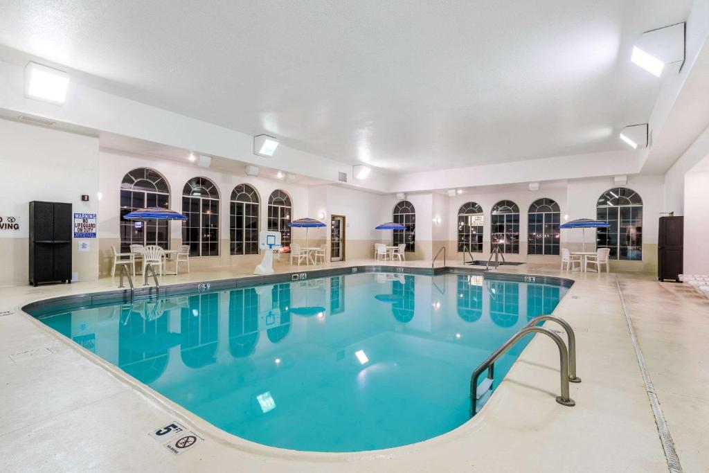 hotels in moorhead mn with pools