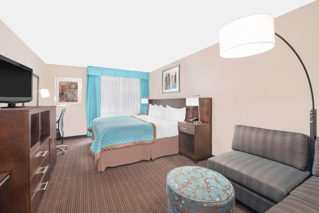 Wyndham Garden Midland - Superior King Room