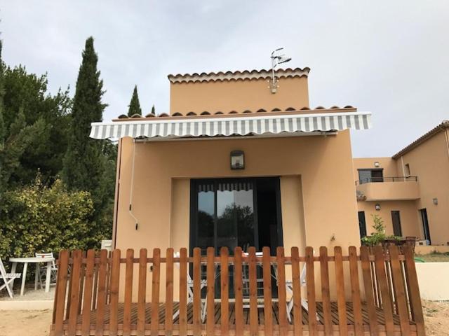 uma pequena casa com uma cerca em frente em Maison PROVENCALE em Arles