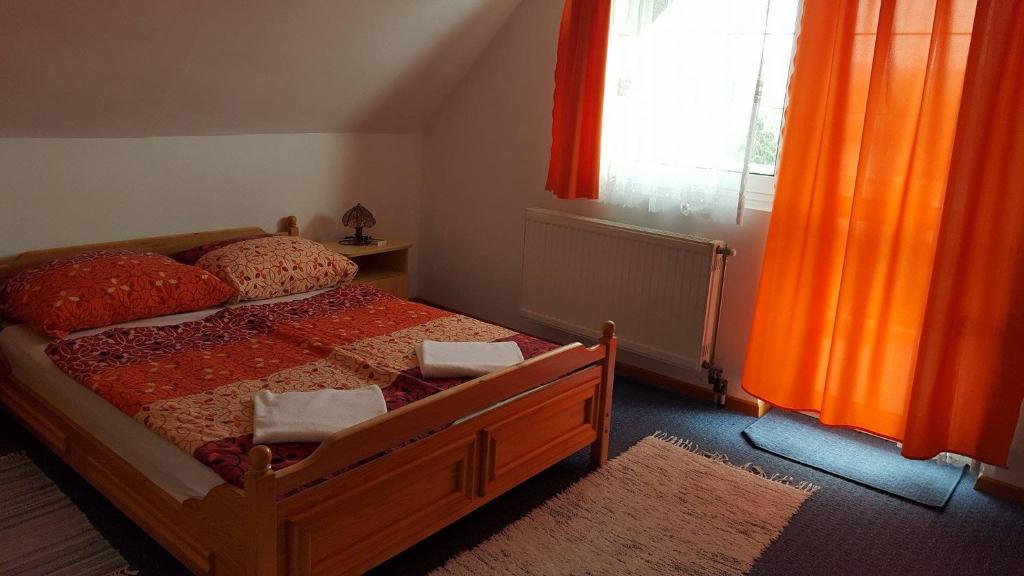 Postel nebo postele na pokoji v ubytování Vili Apartmanház