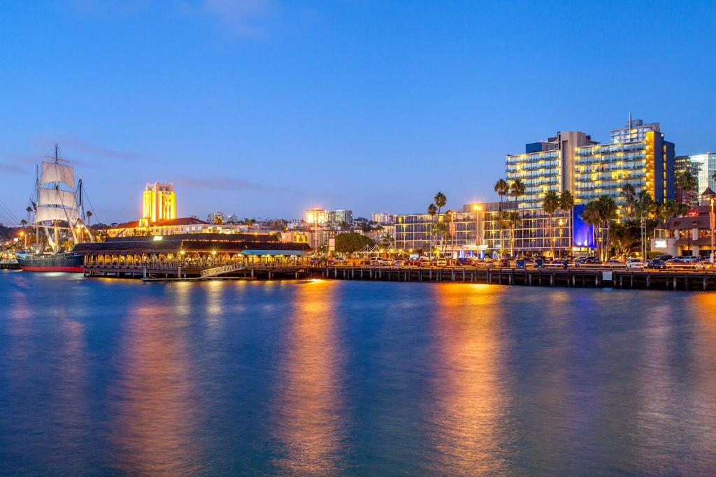 una ciudad por la noche con un río y edificios en Wyndham San Diego Bayside, en San Diego