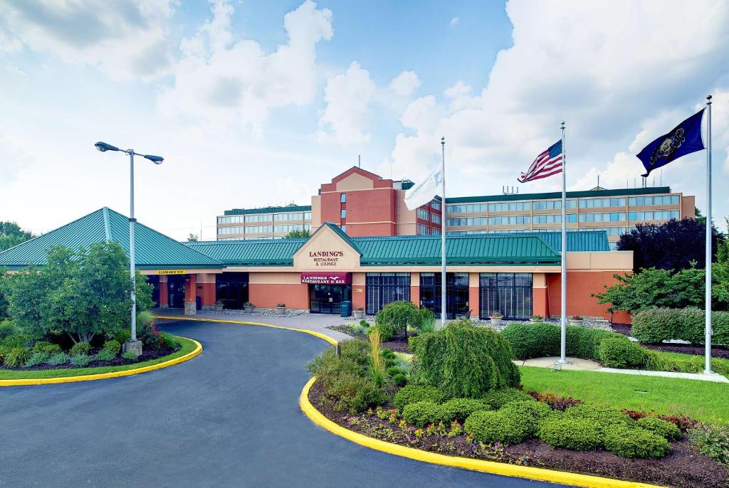 een gebouw met twee vlaggen ervoor bij The Majestic Philadelphia Airport in Essington