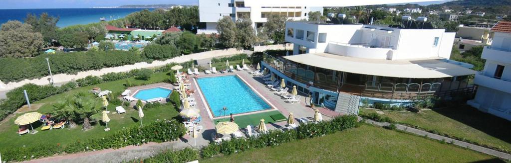 Bazén v ubytovaní Pylea Beach Hotel alebo v jeho blízkosti