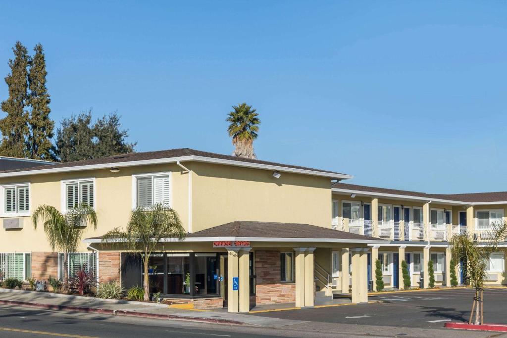 a building with a palm tree on top of it at Vallejo Inn in Vallejo