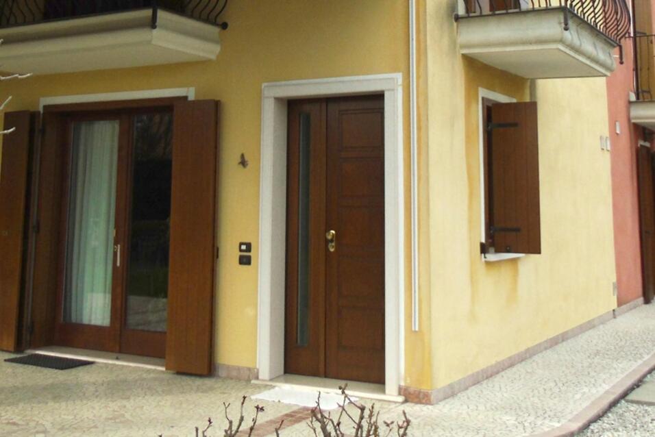 twee deuren aan de zijkant van een gebouw bij Ai Cipressi in Mestrino