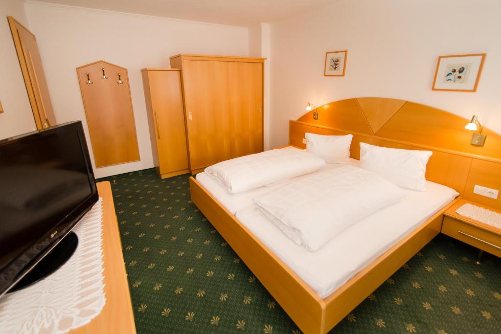 Postel nebo postele na pokoji v ubytování Alpenhof Wolayersee