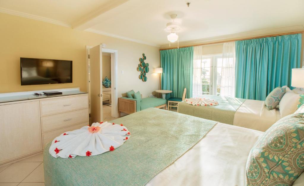 Bay Gardens Beach Resort & Spa的电视和/或娱乐中心