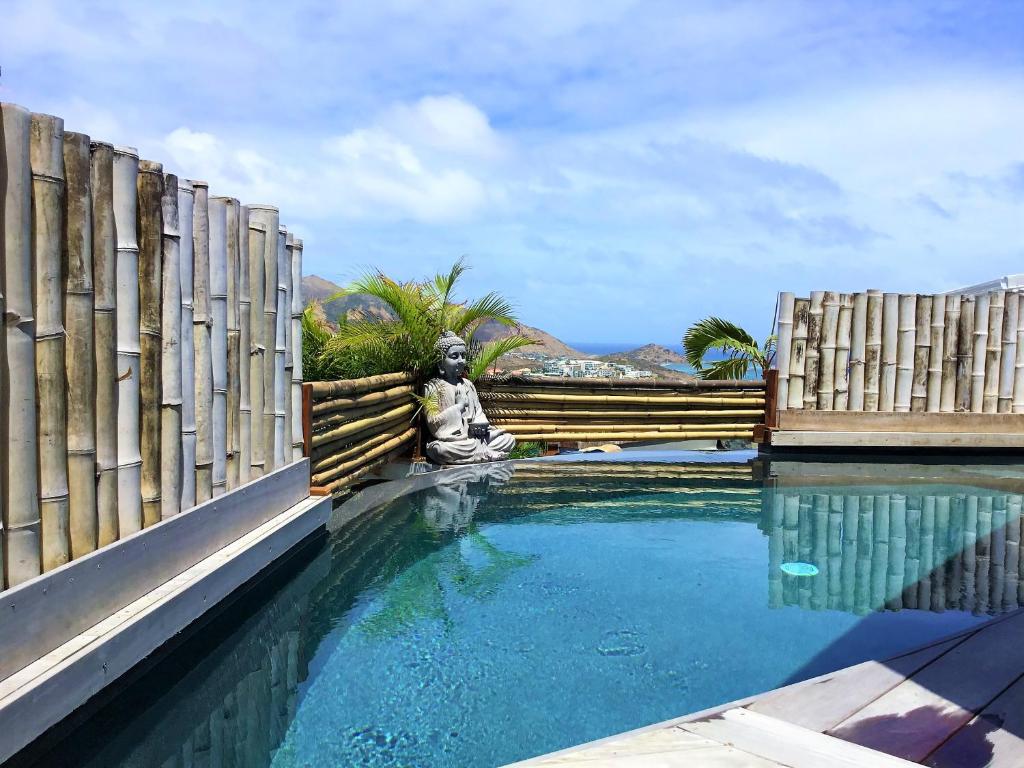 Piscine de l'établissement Villa La Voile Blanche ou située à proximité
