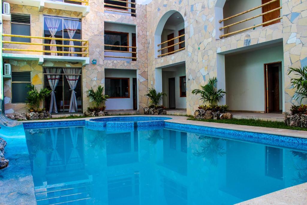 une piscine en face d'un bâtiment dans l'établissement Axkan Arte Hotel Tuxtla, à Tuxtla Gutiérrez