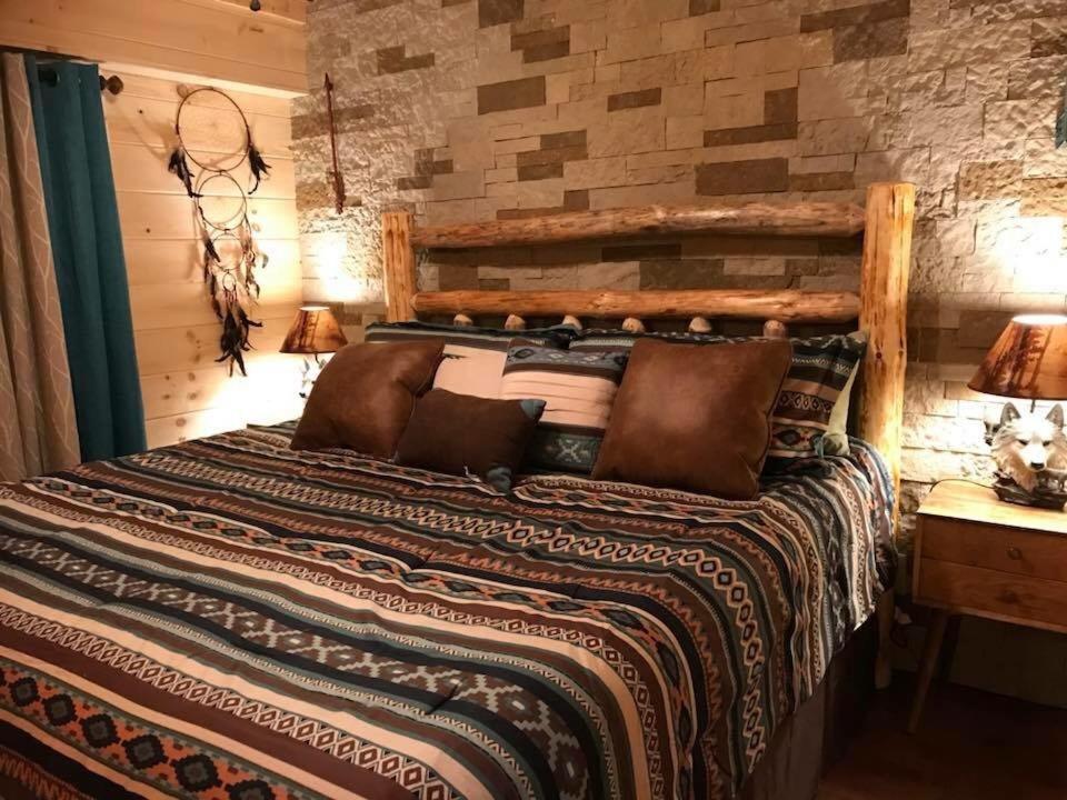 ein Schlafzimmer mit einem Holzbett mit zwei Kissen in der Unterkunft DreamCatcher Downtown Gatlinburg in Gatlinburg