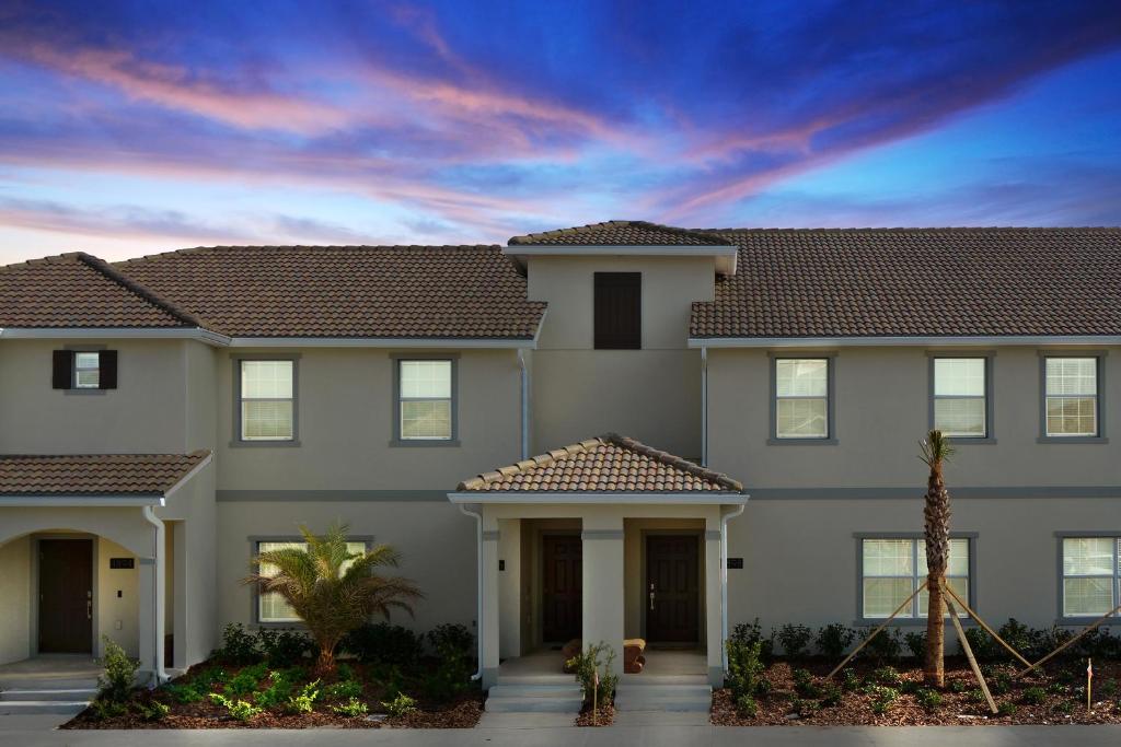 una rappresentazione di una casa con di Four Bedrooms close to Disney w Pool 4898 a Kissimmee