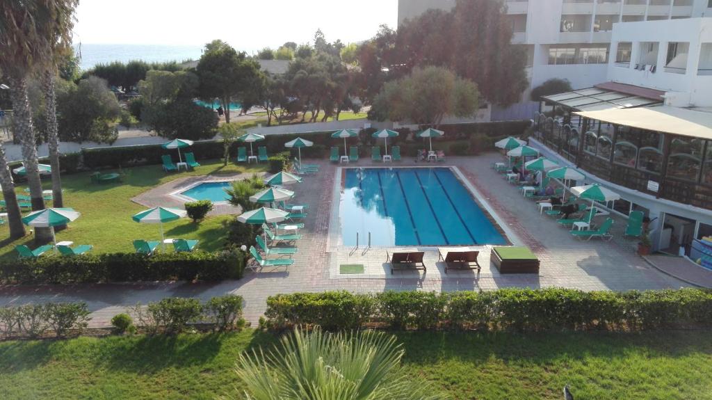 Bazén v ubytovaní Pylea Beach Hotel alebo v jeho blízkosti