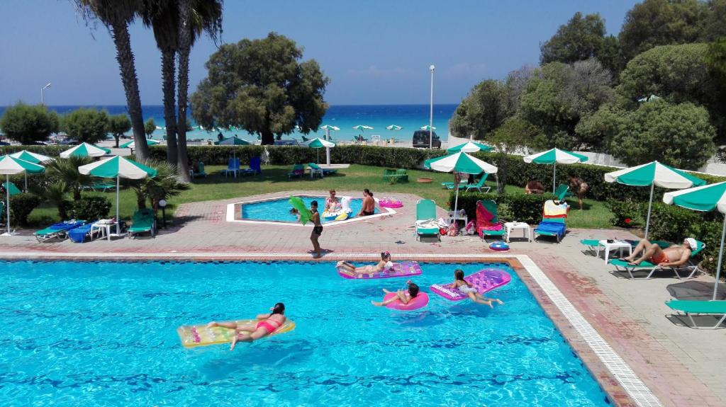Bazén v ubytovaní Pylea Beach Hotel alebo v jeho blízkosti