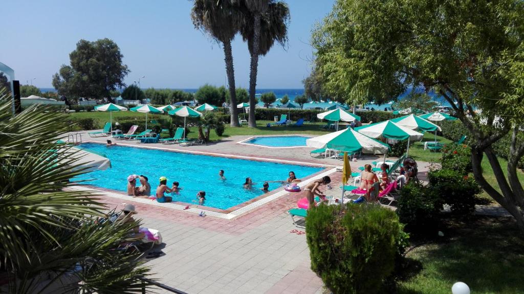 Bazén v ubytovaní Pylea Beach Hotel alebo v jeho blízkosti