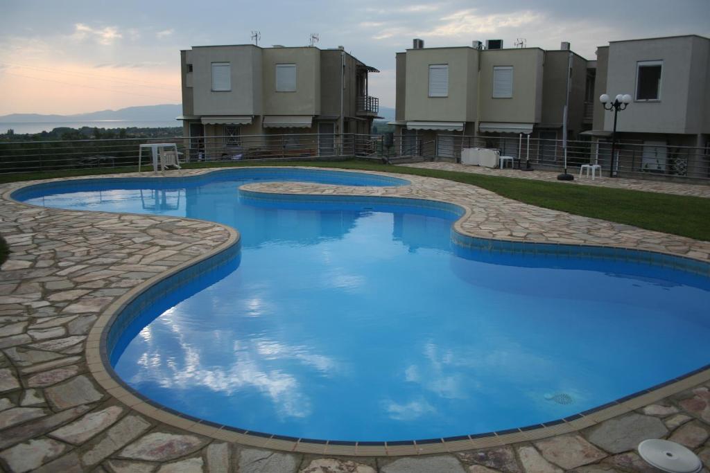 Karianí的住宿－Μaisonette Panorama Kariani，大楼前的蓝色海水游泳池
