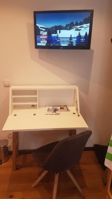 Televízia a/alebo spoločenská miestnosť v ubytovaní Hoamatl