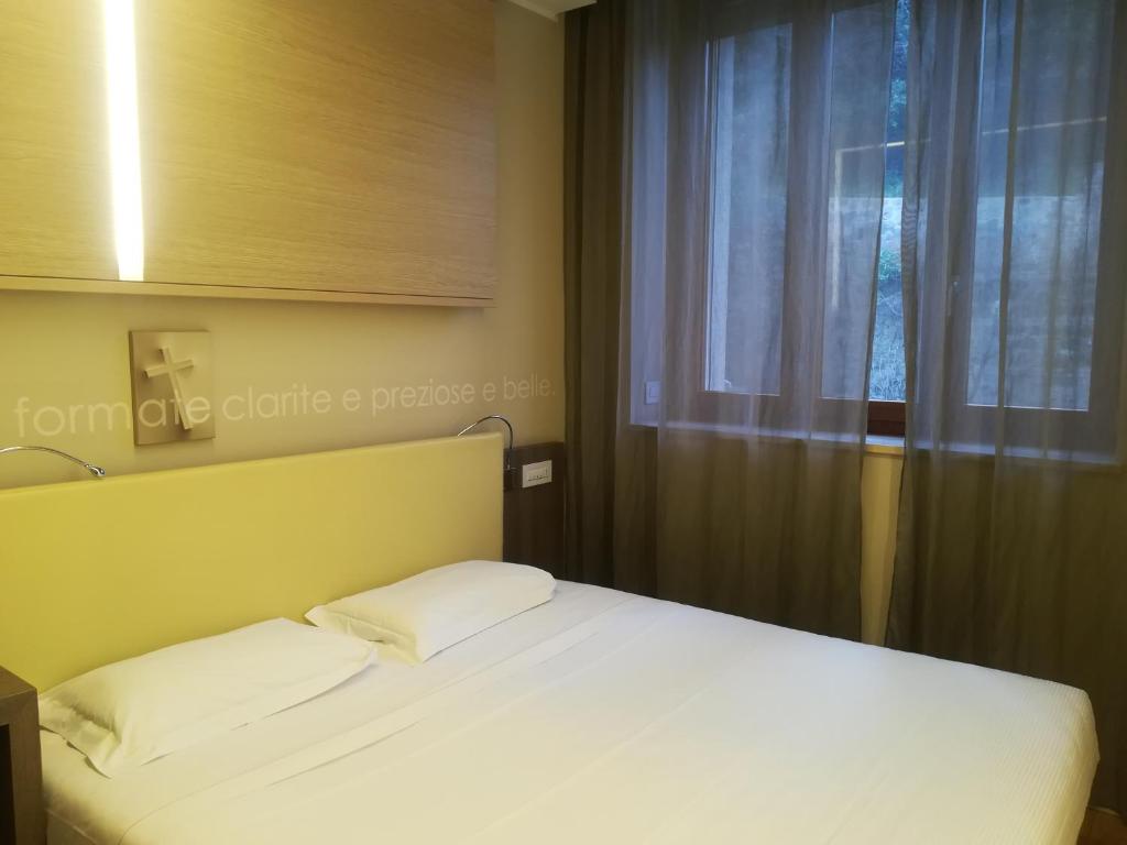 Łóżko lub łóżka w pokoju w obiekcie Hotel Il Cantico St. Peter