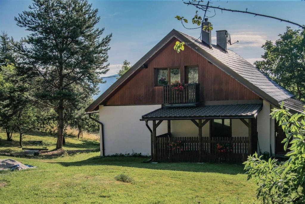 ein kleines Haus mit einer Veranda und einem Balkon in der Unterkunft Country House Zdenko s wellness in Frenštát pod Radhoštěm