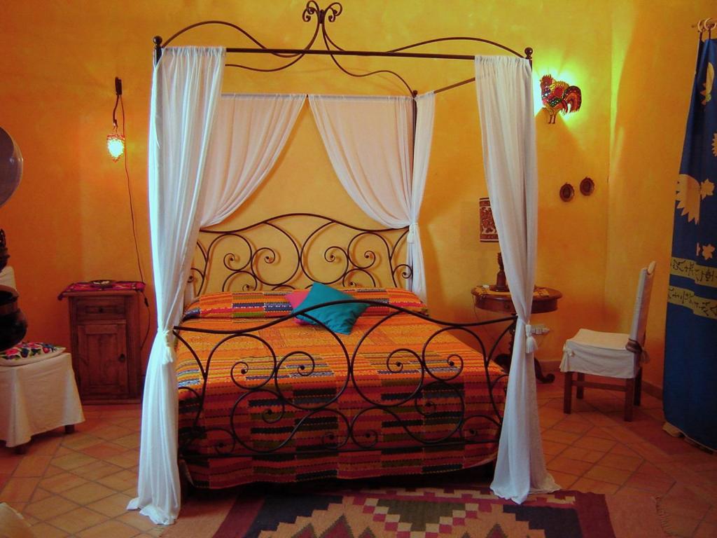 sypialnia z dużym łóżkiem z baldachimem w obiekcie Agriturismo La Dolce Vita Lipari w mieście Lipari
