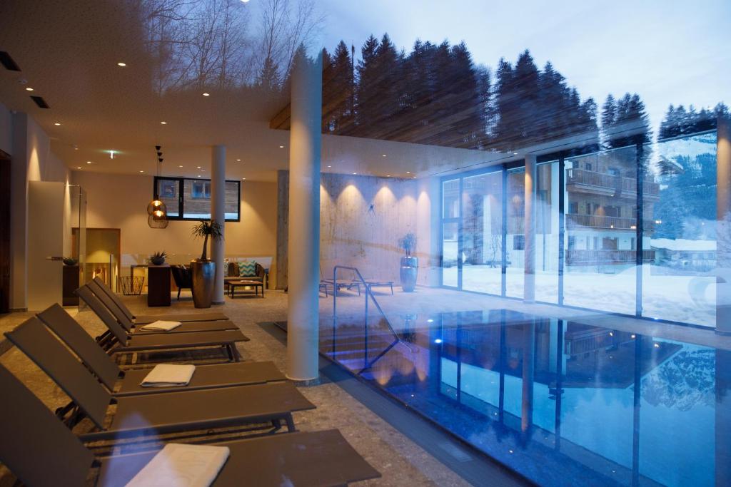 Bazén v ubytovaní Hotel Der Bär alebo v jeho blízkosti