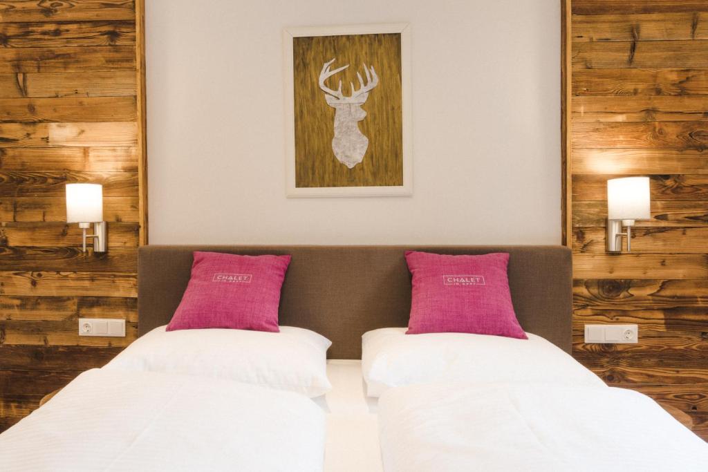 Postel nebo postele na pokoji v ubytování Chalet im Dorf