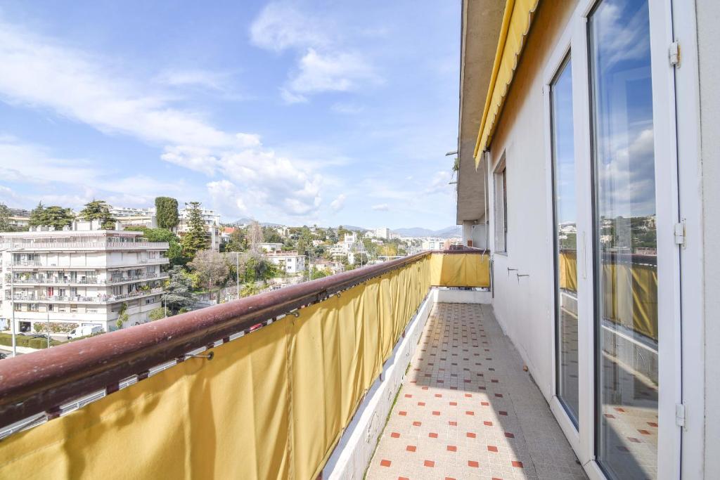 un balcon avec vue sur une ville dans l'établissement Charmant 4 pièces à 100 m de la plage, à Nice